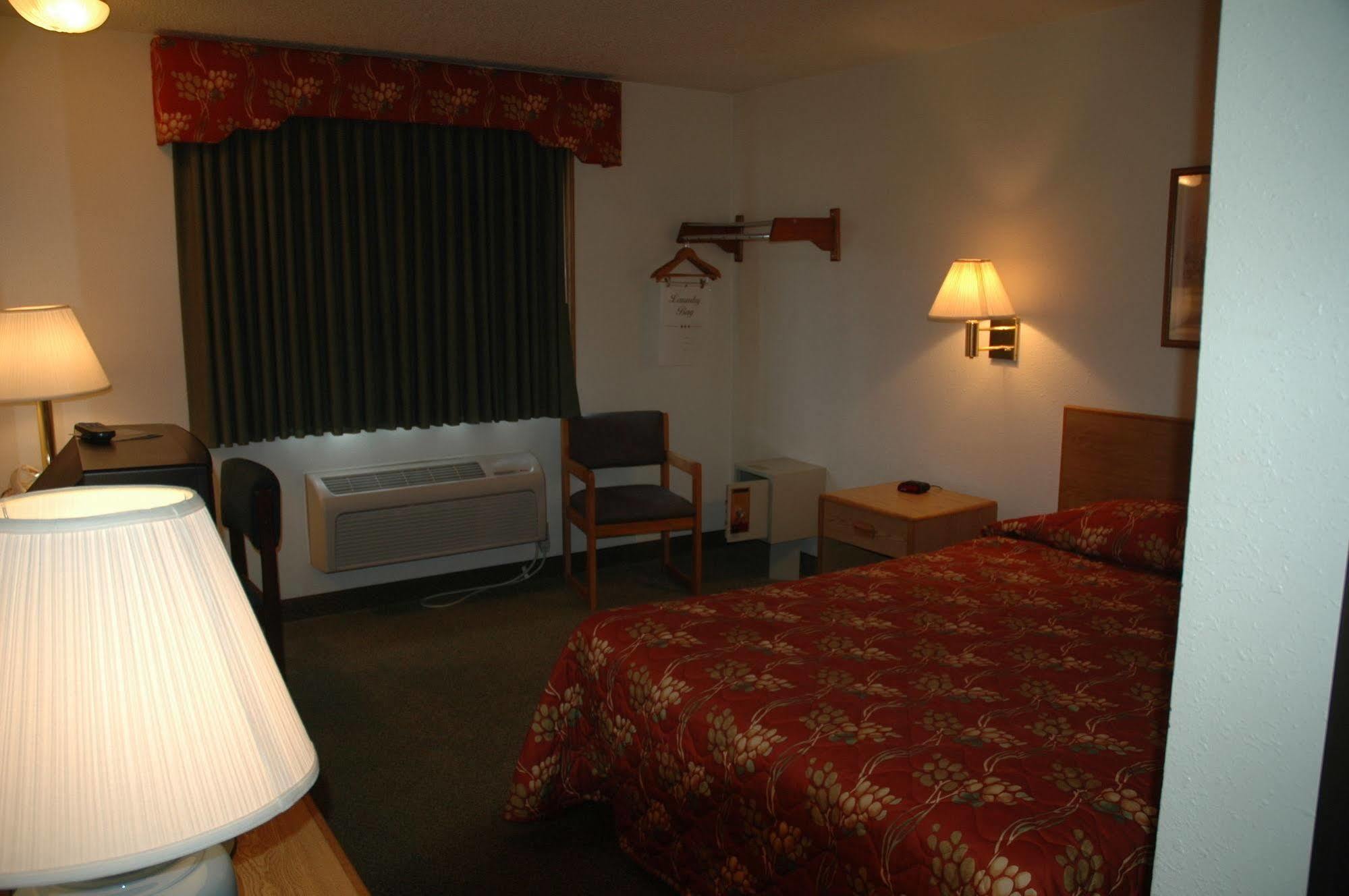 Travelodge By Wyndham Elkhart Exterior photo
